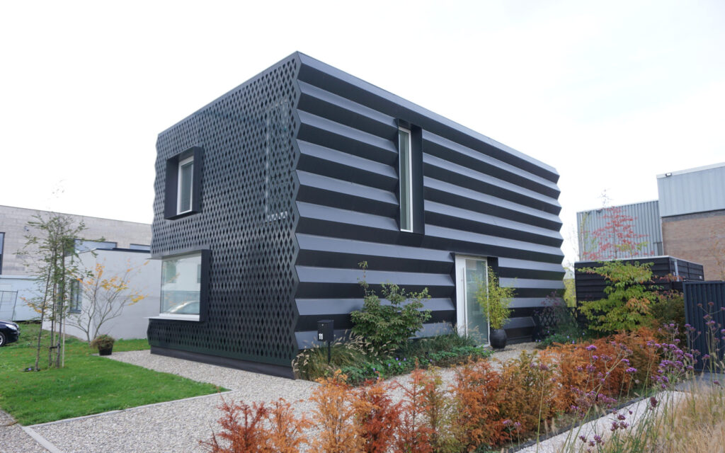 Moderne minimalistische woning zwart stalen geperforeerde en zigzag gevel