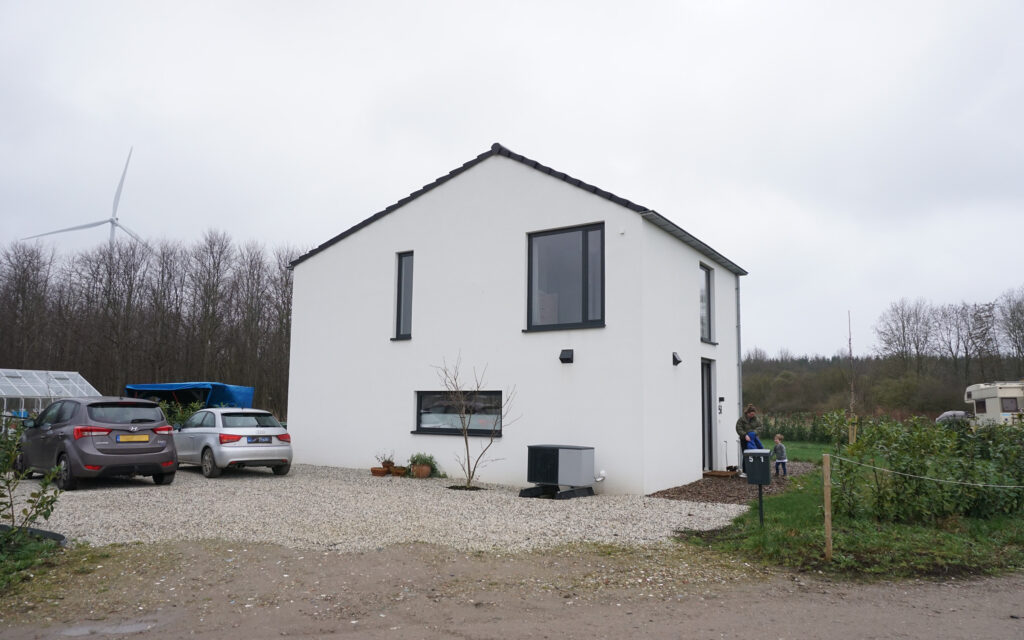 Gestucte woning Almere Oosterwold Moderne vrijstaande compacte woning met wit stucwerk buitengevel