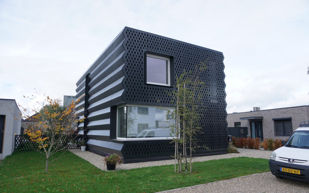 Stalen woning in Nuth met design gevel door architect